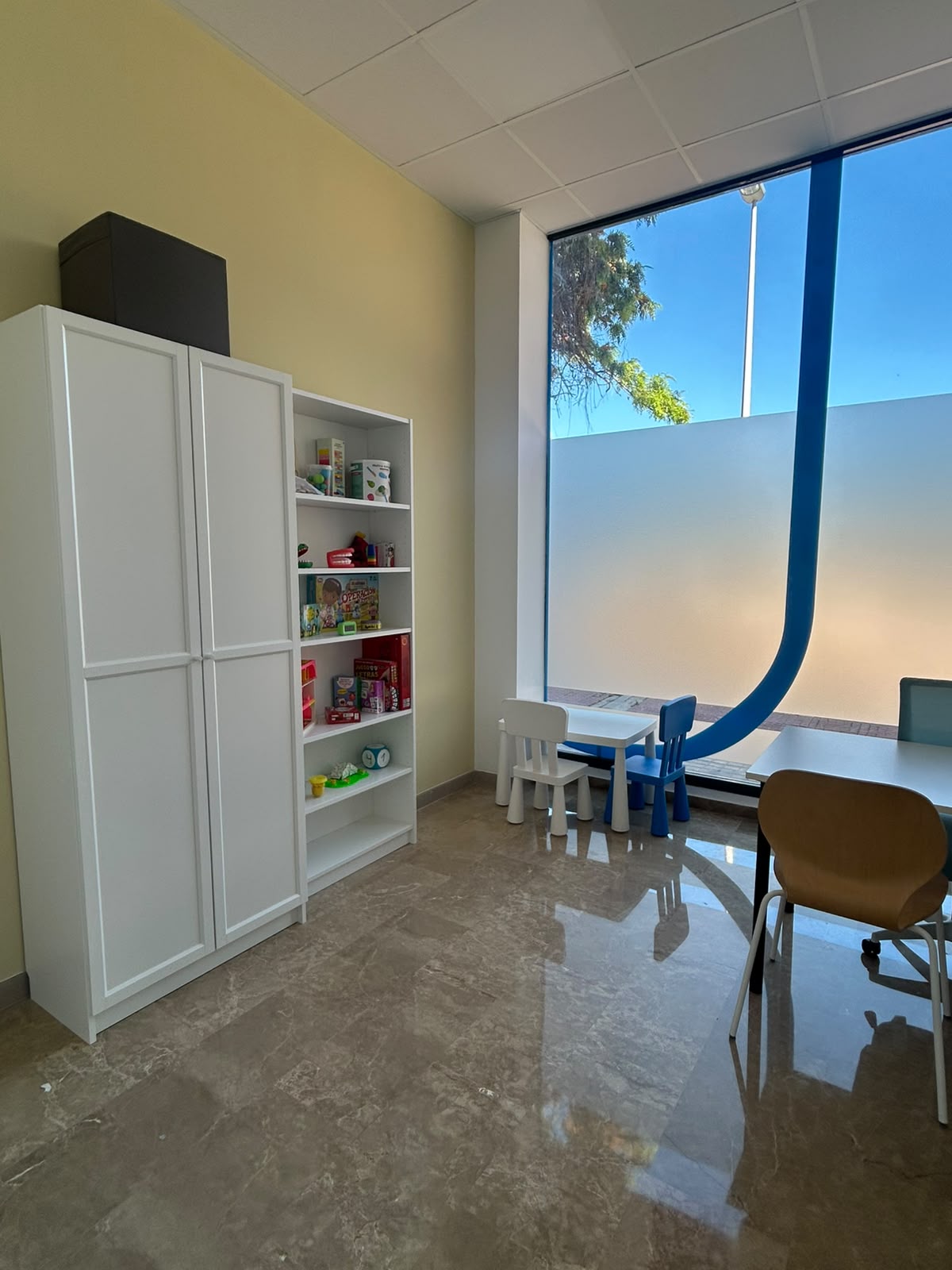 Sala de logopedia con estantería de juegos