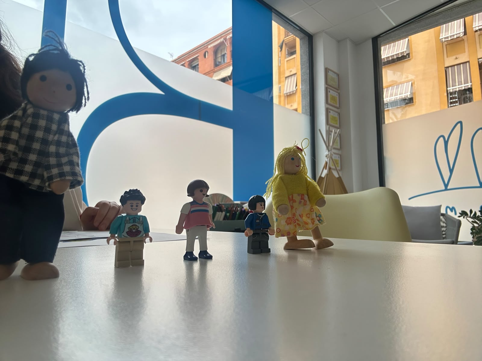 Muñecos de terapia sobre una mesa con el logo de Blumm al fondo