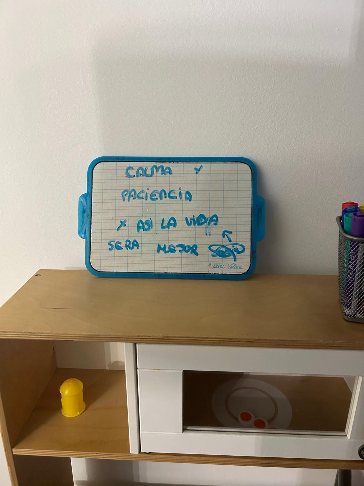 Pizarra de la clínica con un mensaje escrito por un niño
