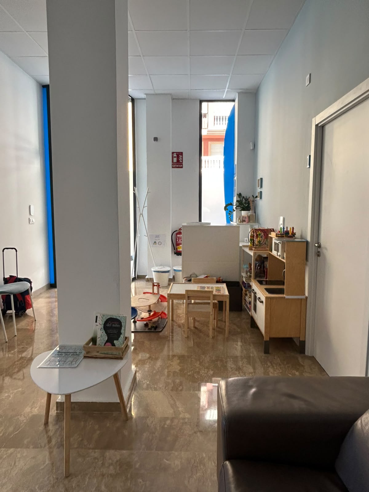 Zona de espera y juego de la clínica